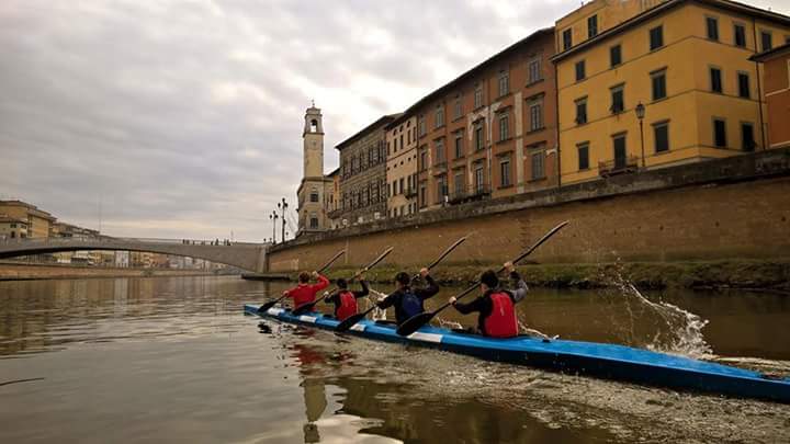 Carrera de canoas interregional en Pisa